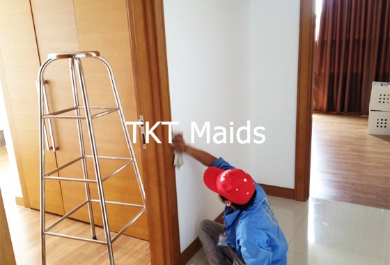 vệ sinh phần thô sơn nước, vôi trên cửa - TKT Maids