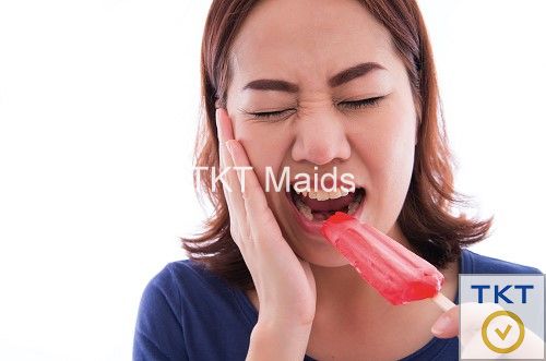 răng nhạy cảm bị ê buốt khi ăn kem