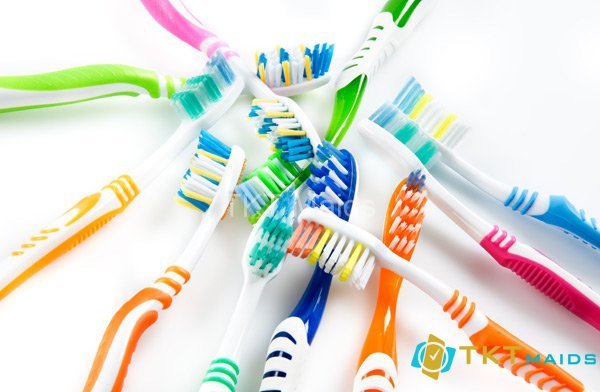 Dùng bàn chải đánh răng để vệ sinh chi tiết