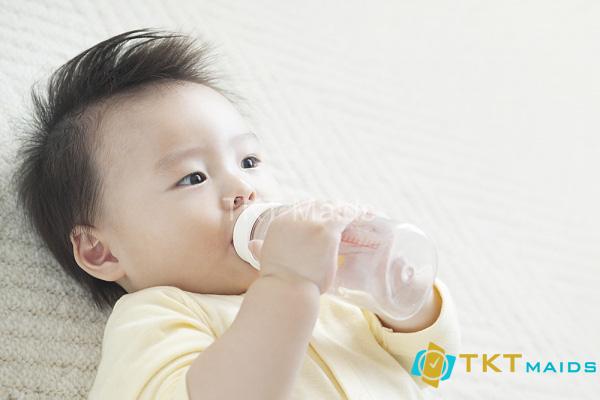 Cho em bé uống nhiều nước