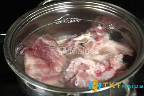 luộc sơ bộ thịt với nước - món măng khô hầm xương