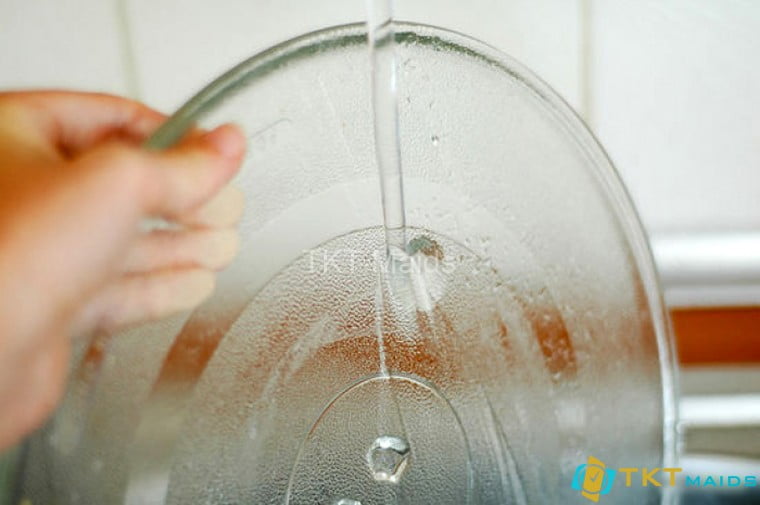 Rửa đĩa xoay trong lò vi sóng để loại bỏ thức ăn bám trên đĩa 