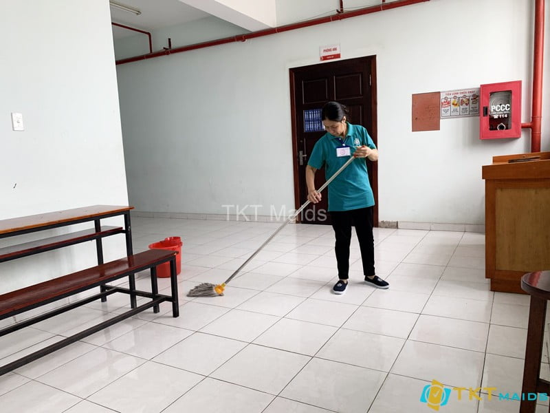 Nhân viên tạp vụ đảm nhận công việc làm sạch sàn nhà