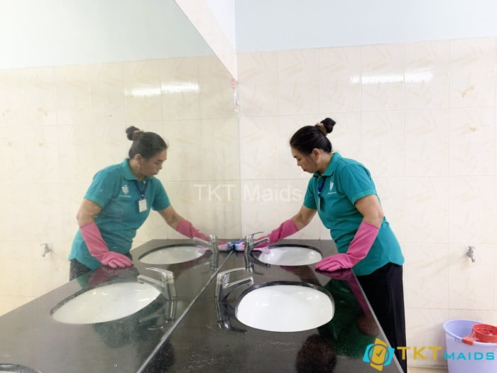 Nhân viên đảm nhận các nhiệm vụ vệ sinh trong toilet