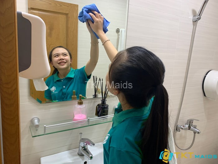 Làm sạch gương soi trong toilet - Cung cấp nhân viên tạp vụ 