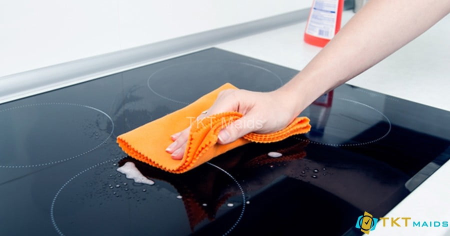 Hình ảnh: Làm sạch các vết dầu mỡ trên bếp điện từ
