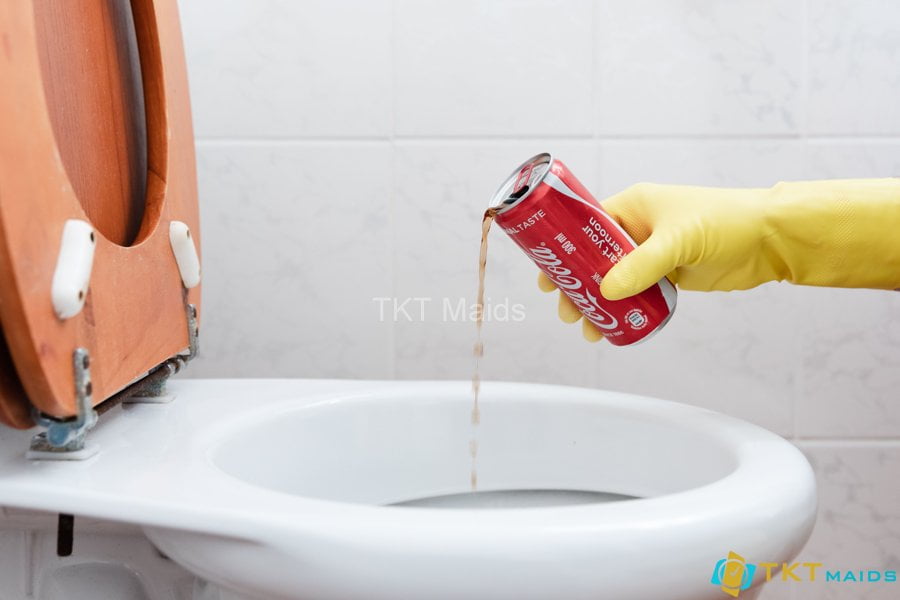 Hình ảnh: Vệ sinh và khử khuẩn bồn cầu bằng Cocacola
