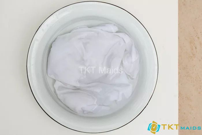 Sử dụng thuốc tẩy clo ngâm cho vải trắng